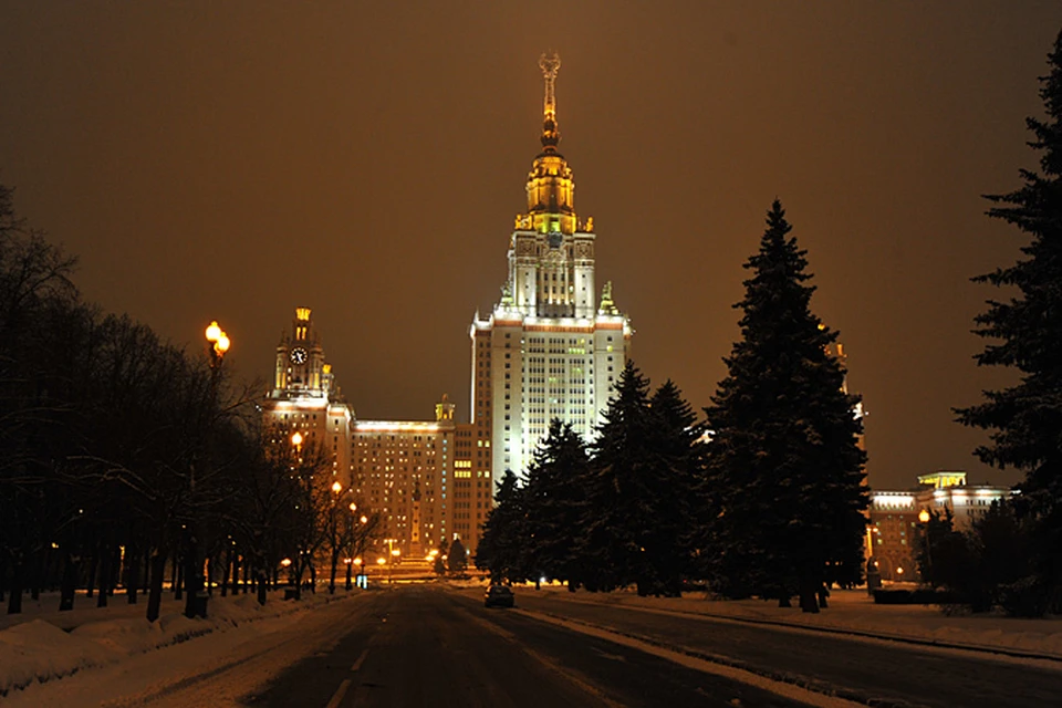 Мгу возраст. МГУ имени Ломоносова. Московский государственный университет. МГУ Ломоносов зима. МГУ зимой фото.