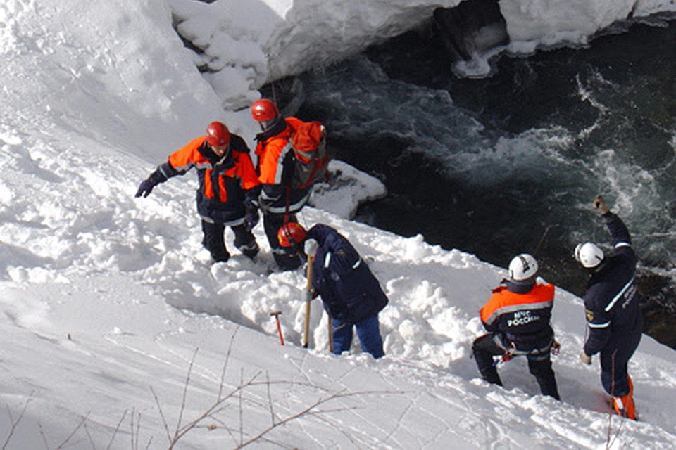 Спасателям удалось обнаружить тела трех подростков, попавших под лавину в Туве