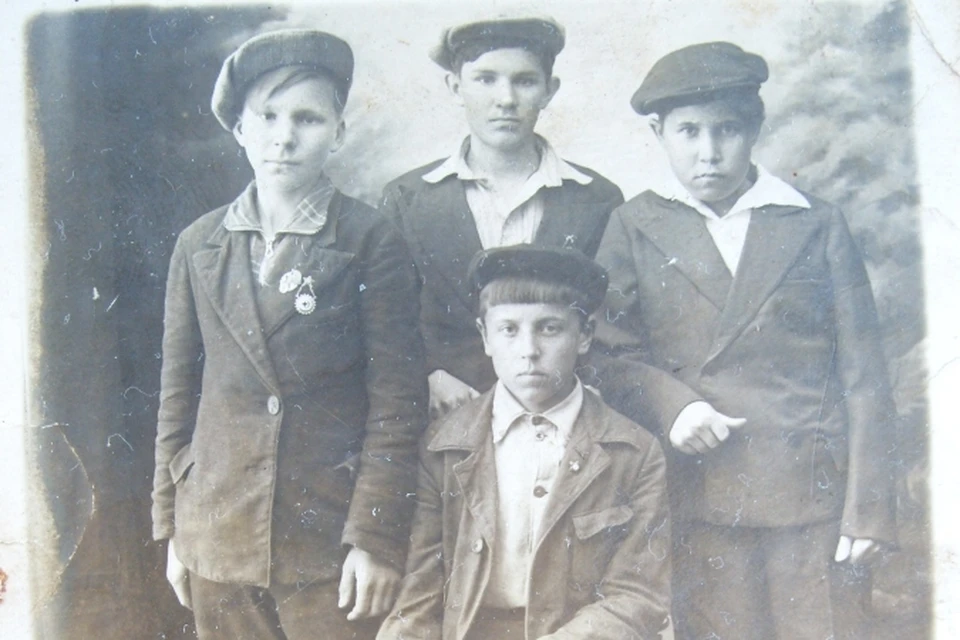 16-летний Ваня (стоит в центре) в 1941 году. На фронт он ушел совсем юным пареньком.