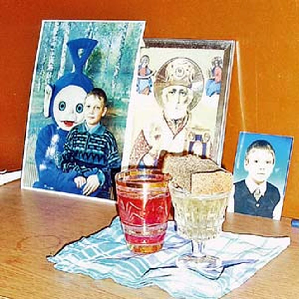 В семье Ельшиных на полочке две фотографии: Саши и Миши. Перед одной - газировка, «за здравие»,  перед другой - водка. «За упокой».