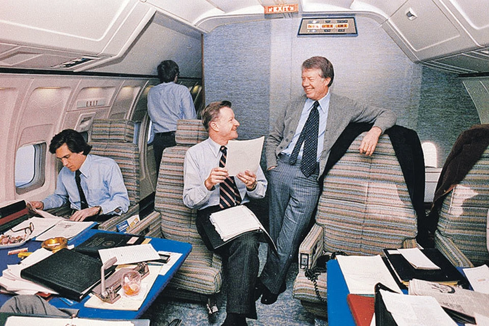 Этот снимок сделан в конце 70-х годов на борту самолета президента США. Тогдашний хозяин Белого дома Джимми Картер (стоит справа) безоговорочно доверял своему советнику по национальной безопасности Збигневу Бжезинскому (в центре).