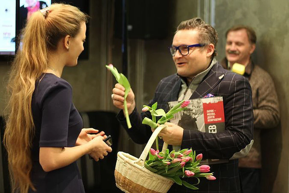 В Новосибирске Александр Васильев одаривал журналисток тюльпанами.