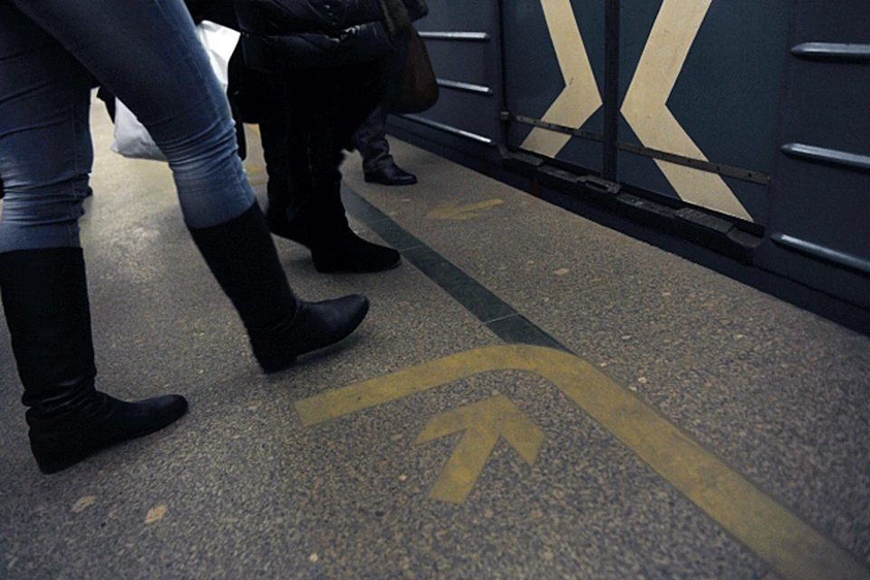 Напольные указатели появились на трех станциях метро, «Пушкинская», «Чеховская», «Театральная», больше месяца назад