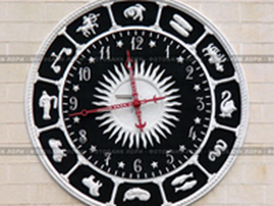 Который час в сочи. Часы Вокзальные циферблат. Циферблат со знаками зодиака. Часы со знаками зодиака. Часы со знаками зодиака на циферблате.