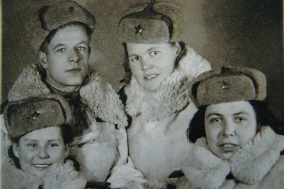 20-летняя Нила (внизу слева) с подружками-артиллеристками и старшиной зенитной батареи. Фото 1943 года.