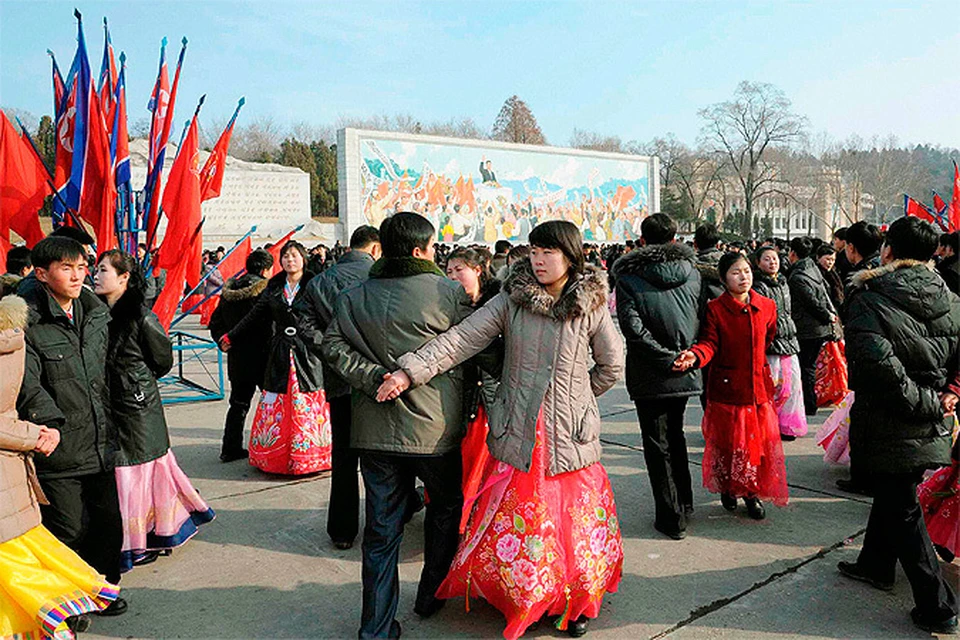 Трудящиеся КНДР отдыхают на городских танцах в Пхеньяне