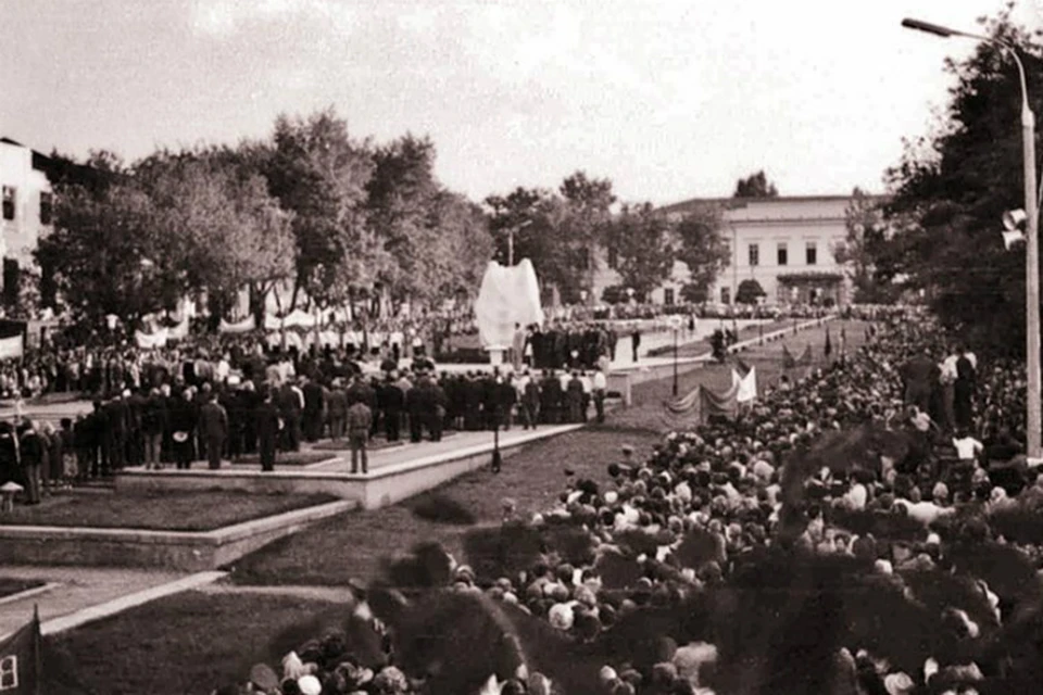 28 августа 1973 года на открытие памятника собрались сотни людей - для них вопрос увековечивания памяти подпольщиков именно на этом месте был великим делом...