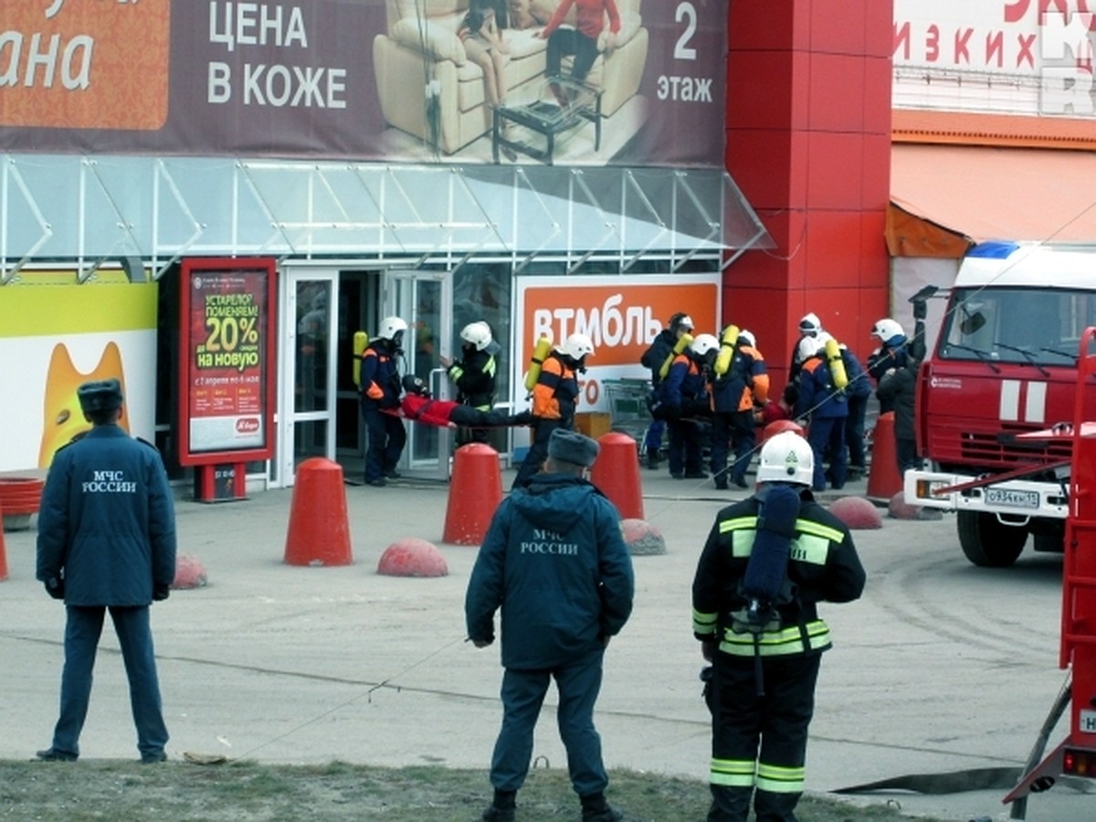 При пожаре в крупном торговом центре в Сыктывкаре обрушилась кровля — 13  человек погибли» - KP.RU