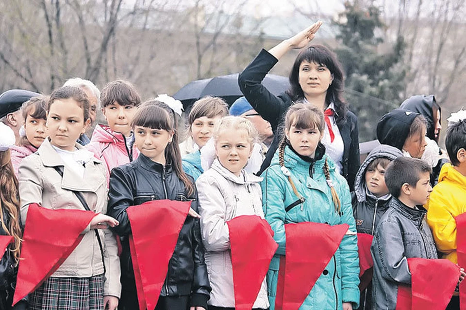 Не на всех советских символах уверенно можно ставить знак «сделано в СССР». Взять хотя бы пионерскую организацию - она была создана на основе западного скаутского движения.