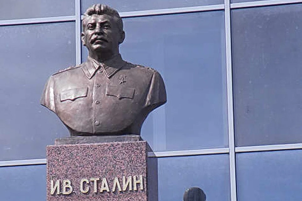 Коммунисты Якутии отметили День победы установкой памятника Сталину