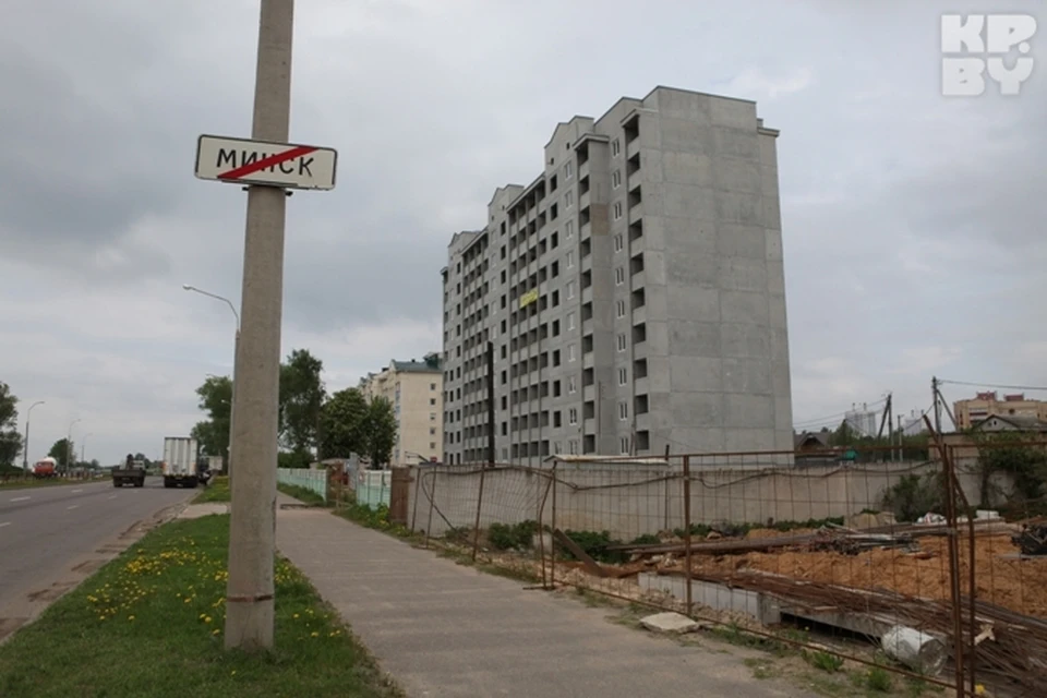 В Ждановичах сейчас активно строится жилье. Причем иногда даже прямо возле оживленной трассы.