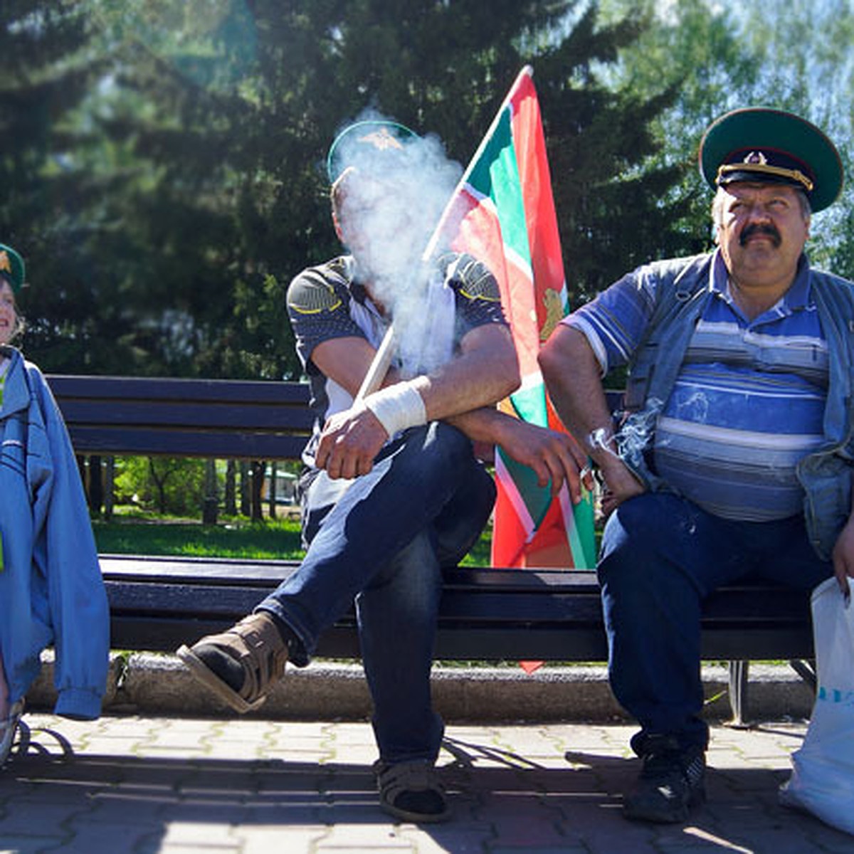 Екатеринбуржцам закон не писан: курильщики дымят возле метро, на перроне и  на детских площадках - KP.RU