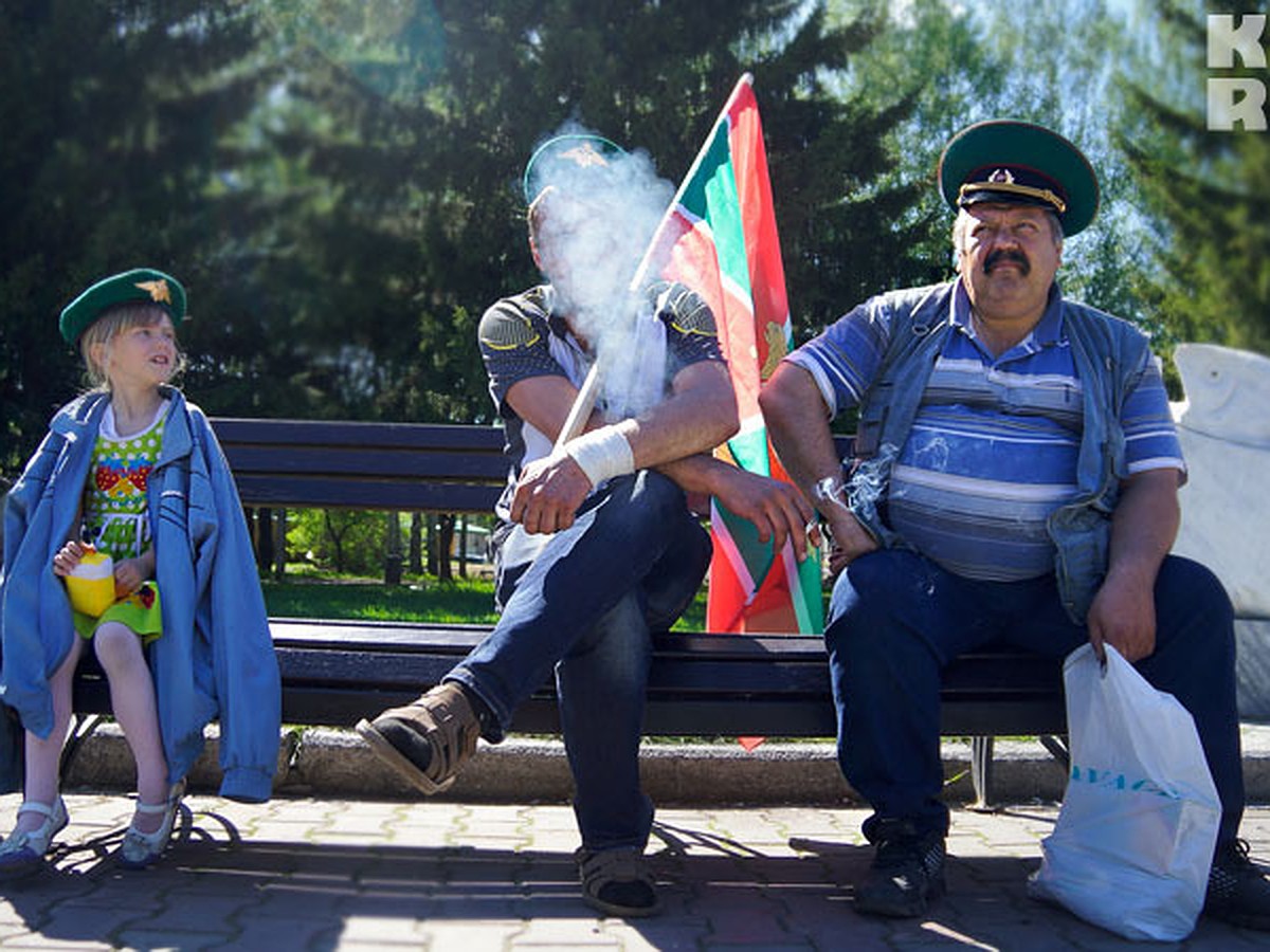 Екатеринбуржцам закон не писан: курильщики дымят возле метро, на перроне и  на детских площадках - KP.RU