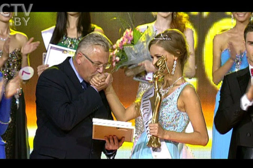 Во время награждения вице-мэр Игорь Карпенко целовал руки "Мисс Минск" Яне Концевенко.