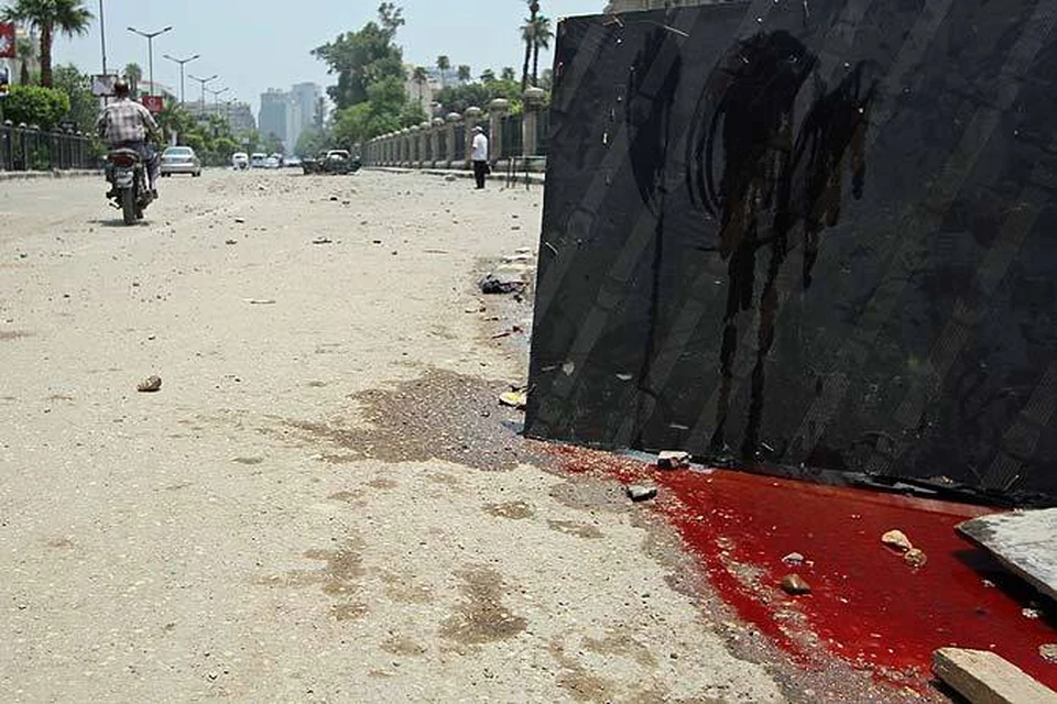 На улицах Каира льётся кровь уличных стычек.