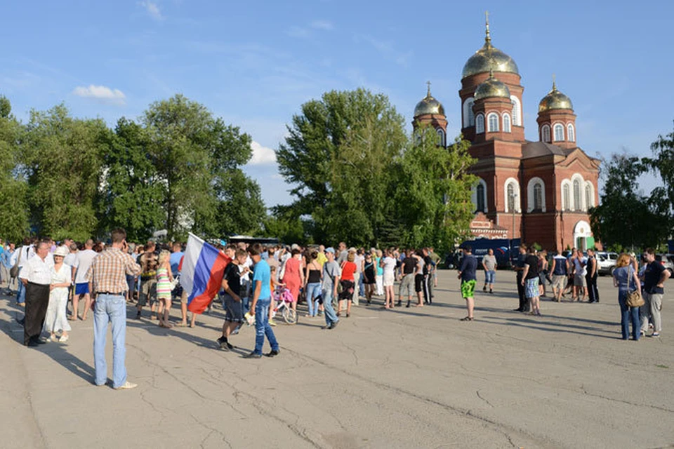 Жители Пугачева снова собрались на центральной площади города в шесть вечера
