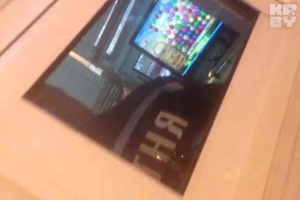 Белорус снял на видео, как таможенник во время работы играл на компьютере