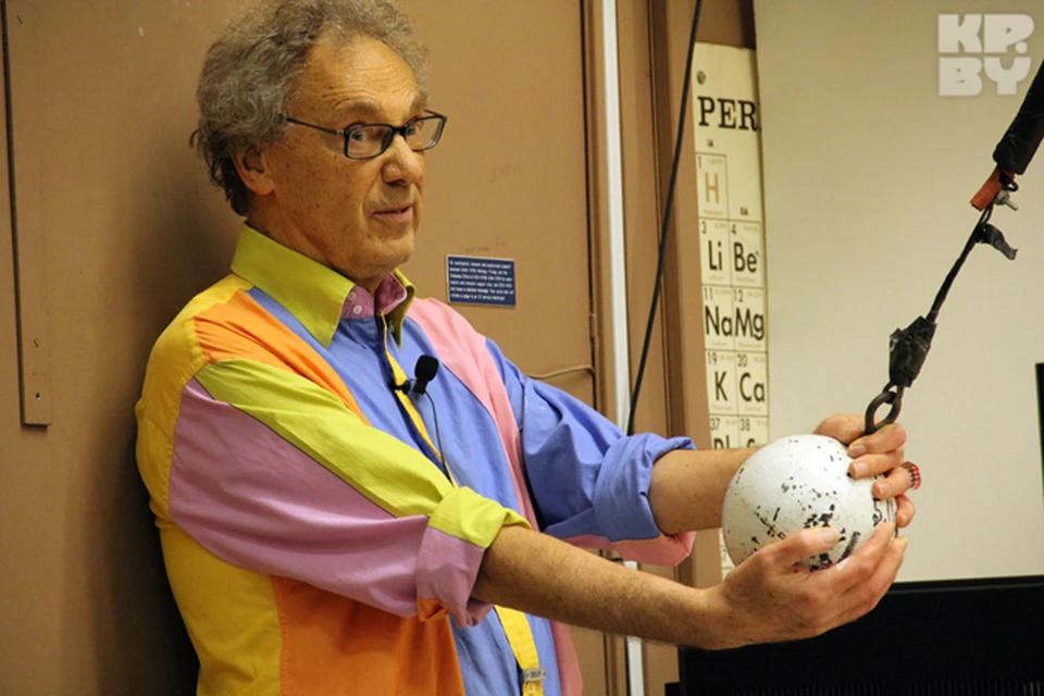 Этот шар весит 15 килограммов. Уолтер отпускает его и остается стоять на месте: когда шар вернется, он не ударить его по лицу и этим докажет, что физика работает.