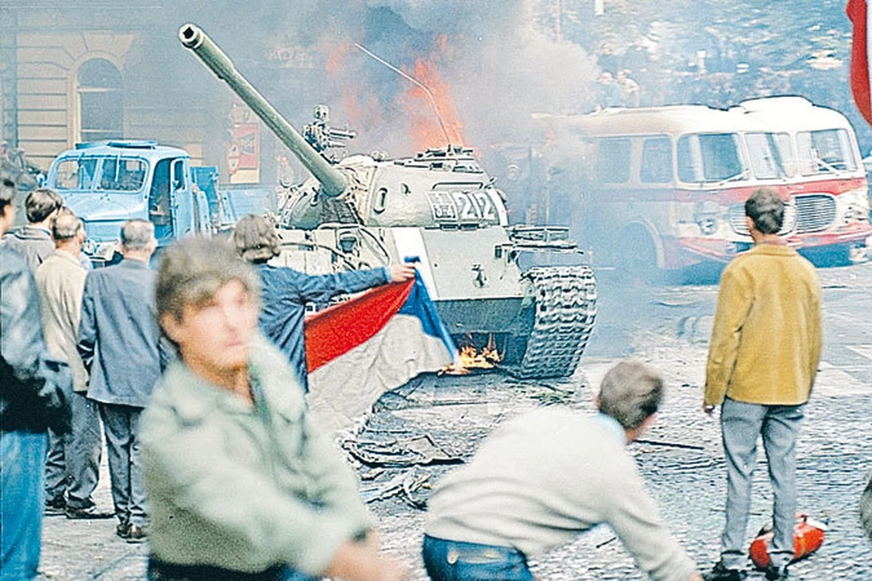 Один из драматических моментов - чехи атакуют русские танки камнями.