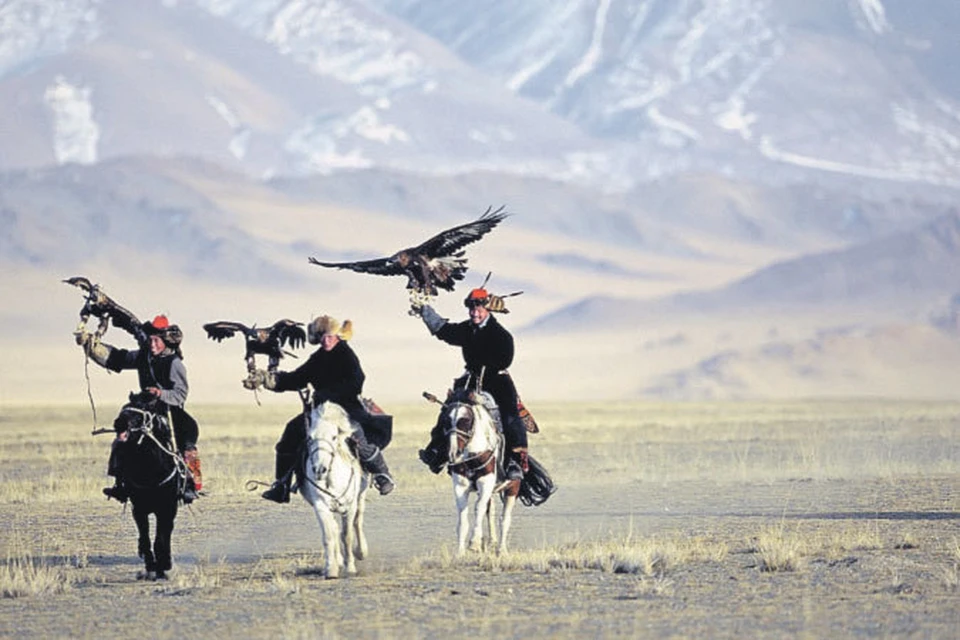 Охота с орлами - национальная забава монголов. Но нынешние монгольские власти охотятся все больше за иностранными инвесторами.