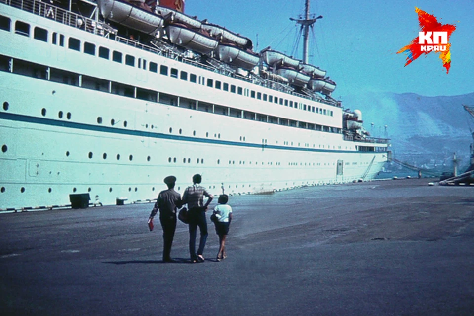 Это фото было сделано за несколько часов до трагедии. "Адмирал Нахимов" в порту Новороссийска 31 августа 1986 года
