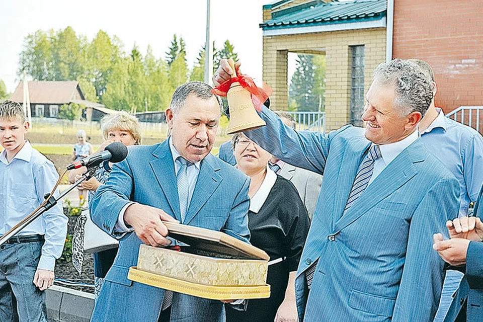 Для Александра Волкова (справа) каждый первый звонок в новой школе - настоящий праздник.