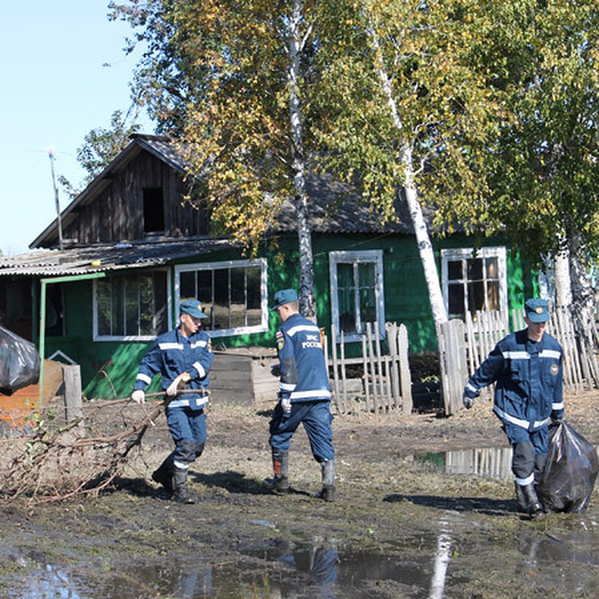 Спасатели продолжают приводить в порядок Приамурье после наводнения - KP.RU