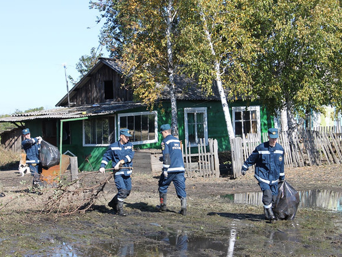 Спасатели продолжают приводить в порядок Приамурье после наводнения - KP.RU