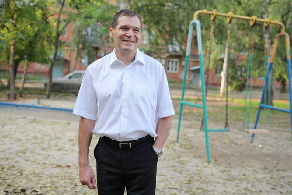 Родной двор Андрей Барышева сейчас кажется таким маленьким… Как не вспомнить знаменитую фразу «Когда деревья были большими»….