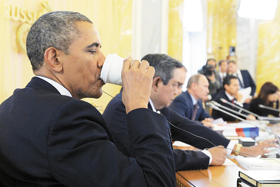 Американский президент нигде не изменяет своим привычкам. На заседание он пришел с именным бумажным стаканчиком. Стабильность - прежде всего, даже в мелочах.