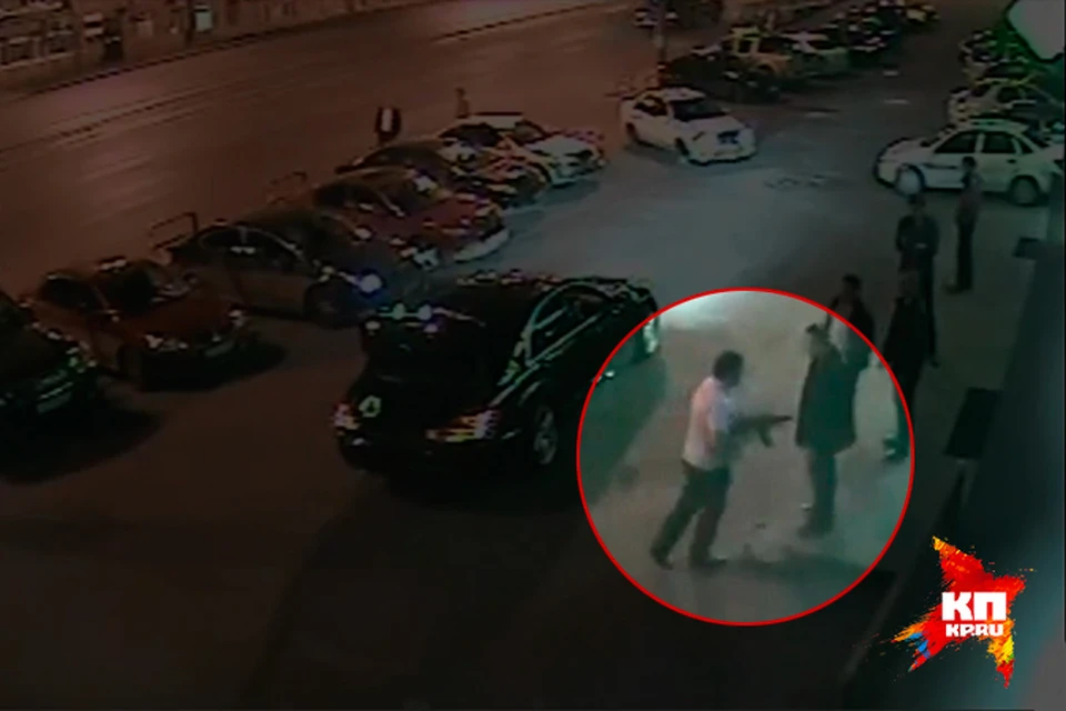 На записи с камеры наблюдения нельзя увидеть, приставали ли парни к девушкам, но вот то, что они не окружали его машину, видно хорошо.