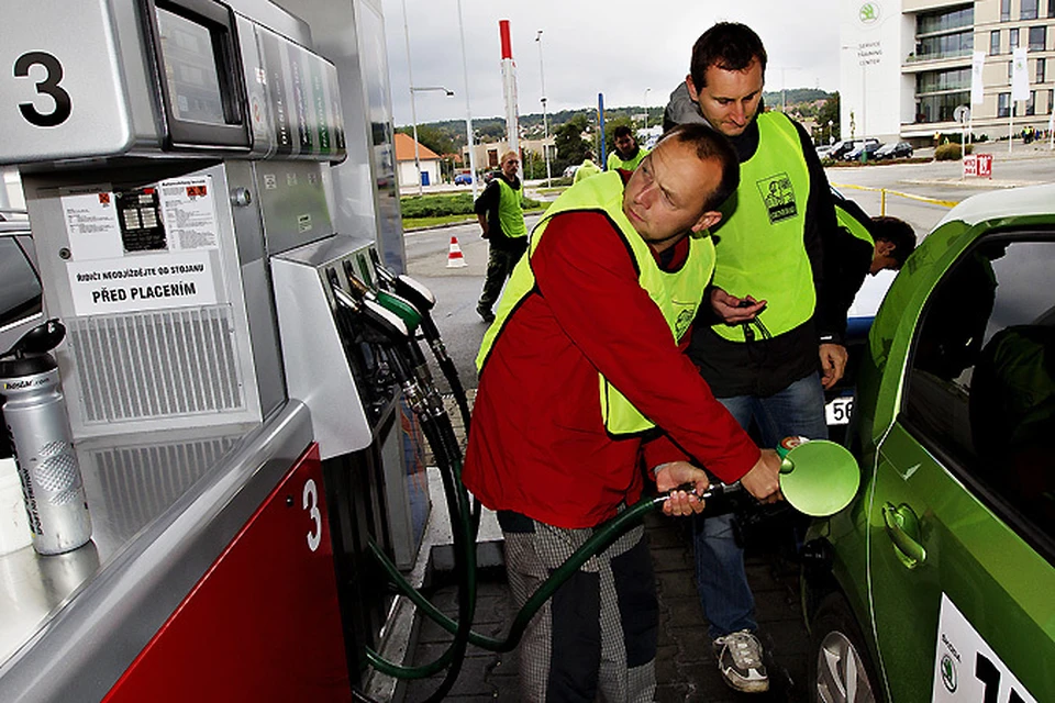 Судьи во время проведения Skoda Economy Run 2013 контролируют долив топлива до полного бака.