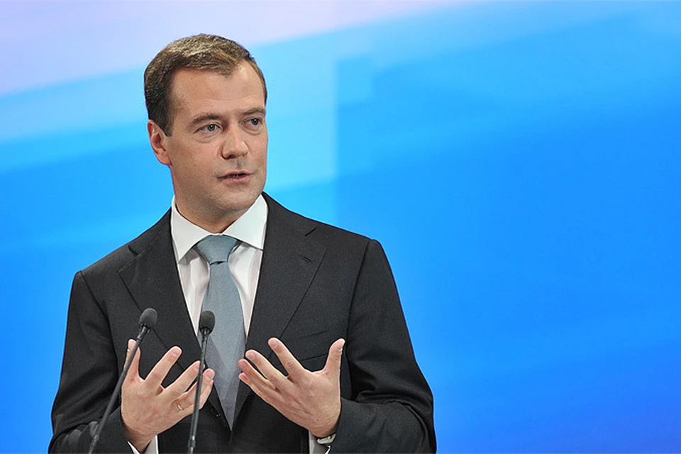 Медведев попросил губернаторов «навалиться» на «лишних» федеральных чиновников и не согласился с утверждением, что Россия непредсказуемая страна
