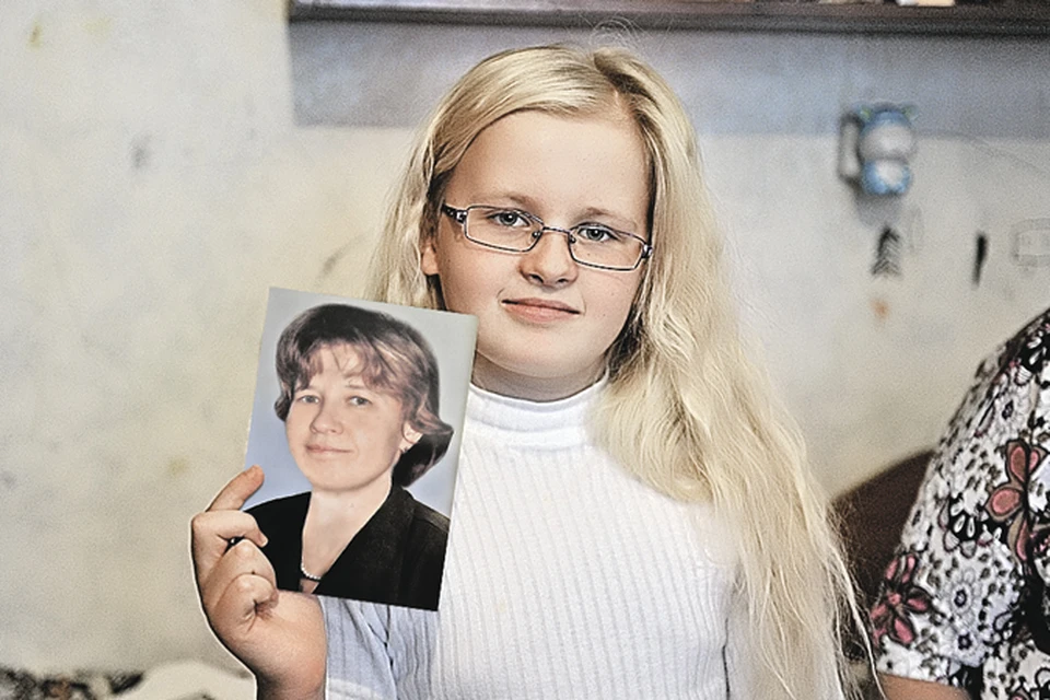 Настя запомнила маму такой (девочка показывает одну из последних фотографий Елены).