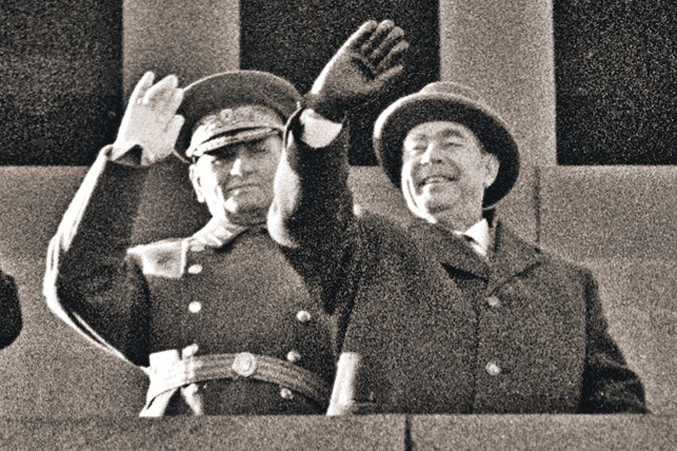 Министр обороны с Брежневым на трибуне Мавзолея во время празднования 50-й годовщины Октябрьской революции.