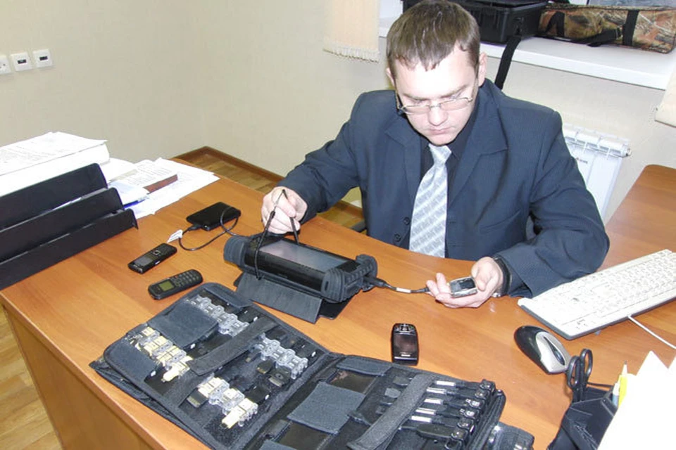 С помощью такого устройства можно извлечь любую информацию из сотового телефона.
