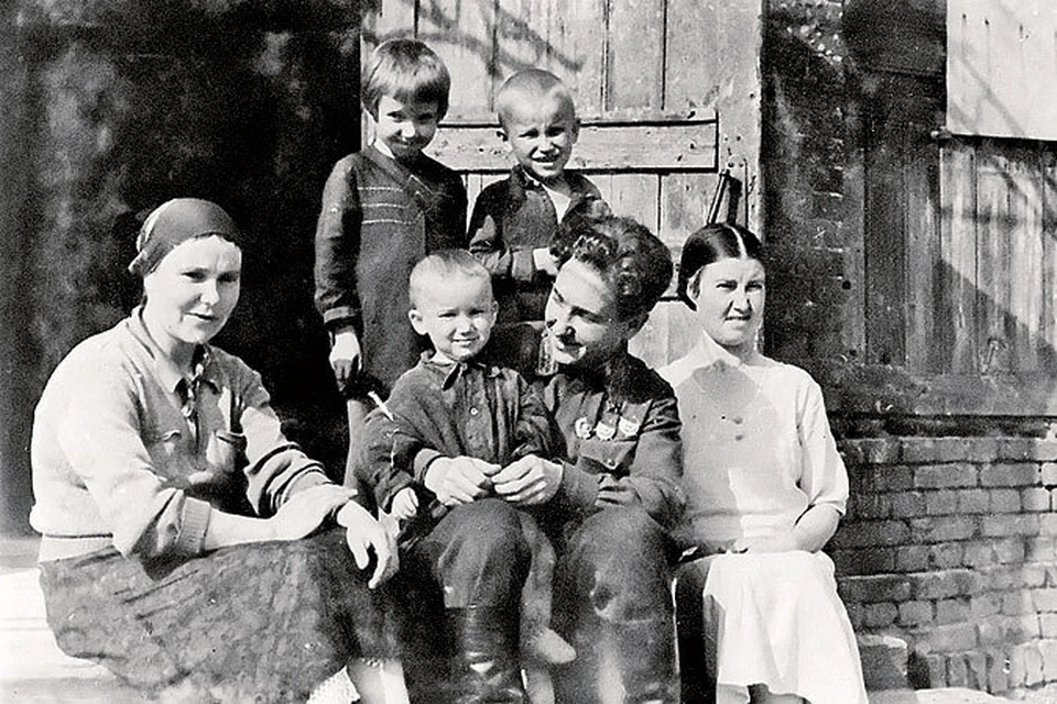 Алексей Хлобыстов с родственниками. Слева - его сестра Евдокия, на коленях героя - племянник Витя.