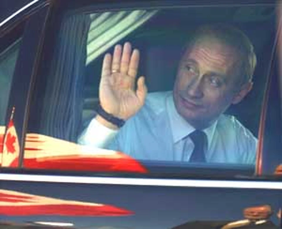 Из окна своего представительского «Мерседеса» Путин все видит.