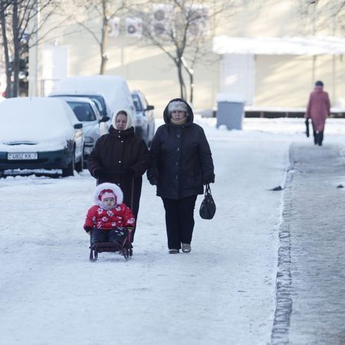 Убирать снег на тротуарах должны коммунальники, а вокруг своих машин -  автомобилисты - KP.RU