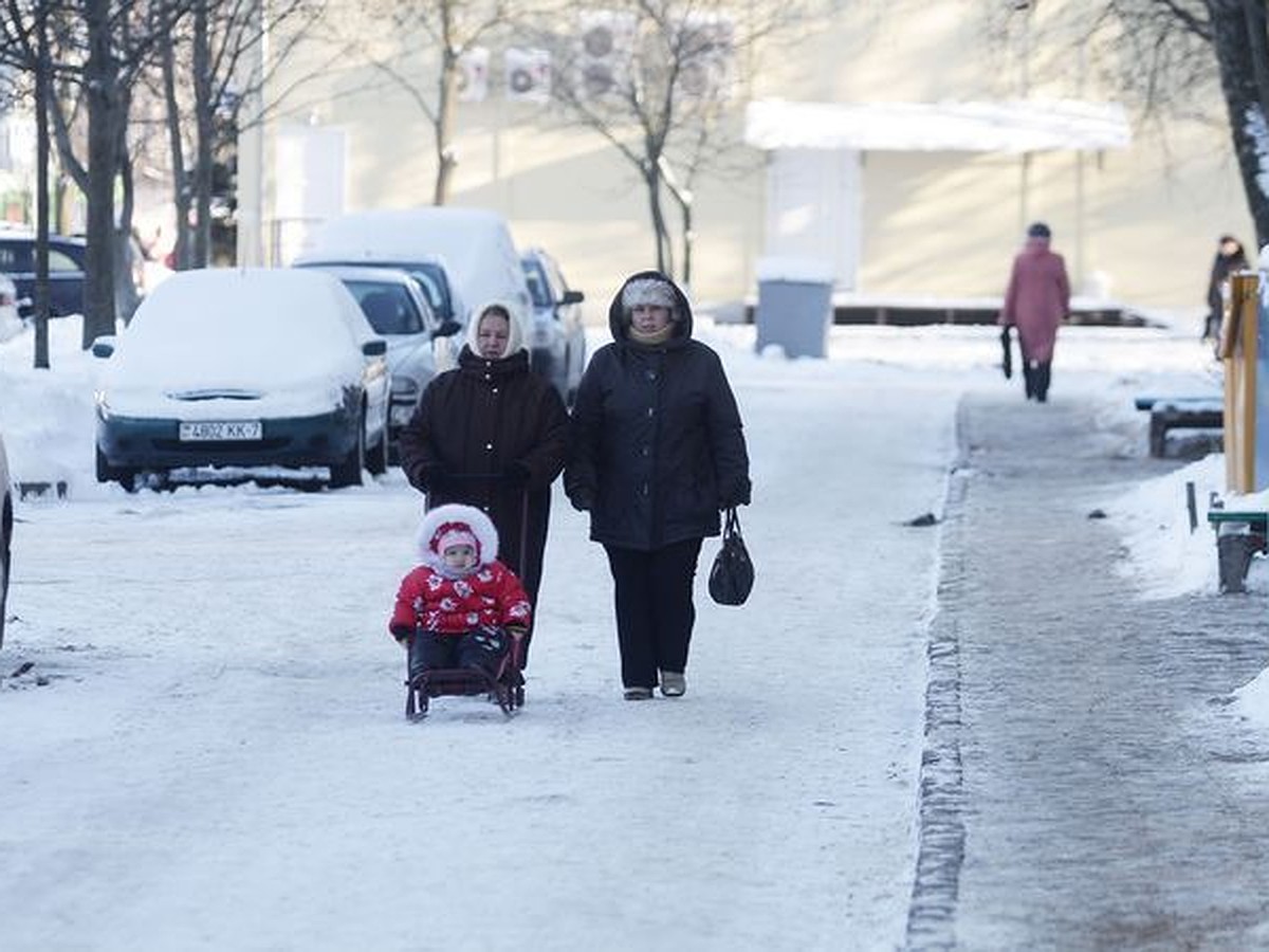 Убирать снег на тротуарах должны коммунальники, а вокруг своих машин -  автомобилисты - KP.RU