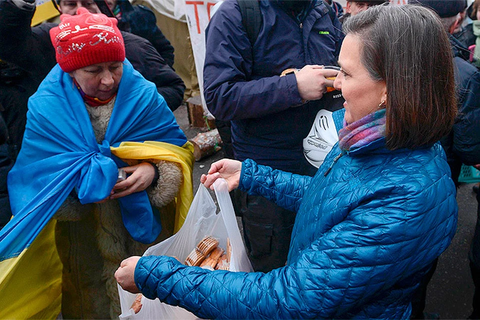 Замгоссекретаря США Виктория Нуланд накормила украинский «майдан» хлебобулочными изделиями