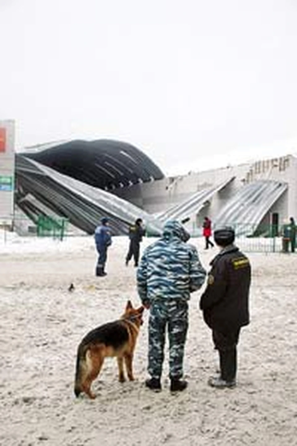 Вчера крыша ангара на рынке «Отрадное» сложилась как карточный домик.