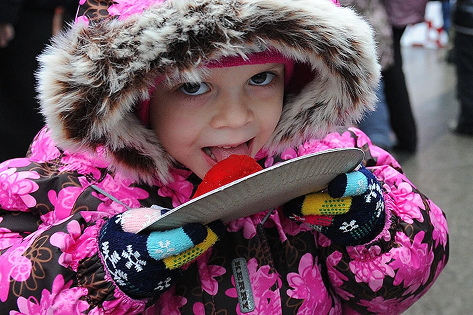 В Москве на Площади революции люди лижут гигантский леденец