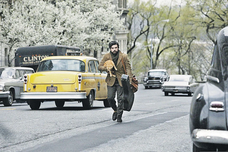 Актеру Оскару Айзеку выпало счастье сыграть очередного негеройского персонажа братьев Коэн, с чем он прекрасно справился.