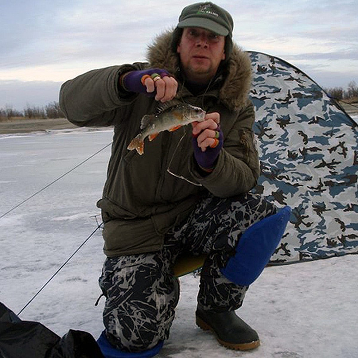 Зимняя рыбалка на Алтае. Рыбацкий Алтайский край. Озеро ая рыбалка. Рыбалка на озере мостовом. Рыбалка в крае видео