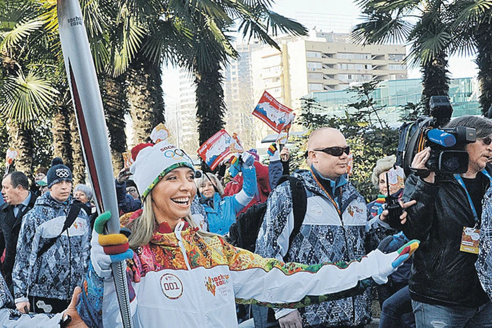 Олимпийский факел в руках олимпийской чемпионки Татьяны Навки - вчера Сочи уже начал зажигать!