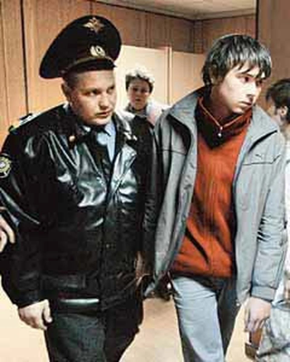 Денису (справа) продлили арест еще на трое суток.