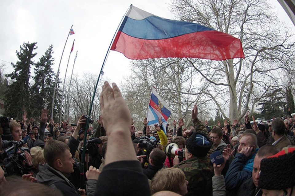 Севастополь поднял российский флаг