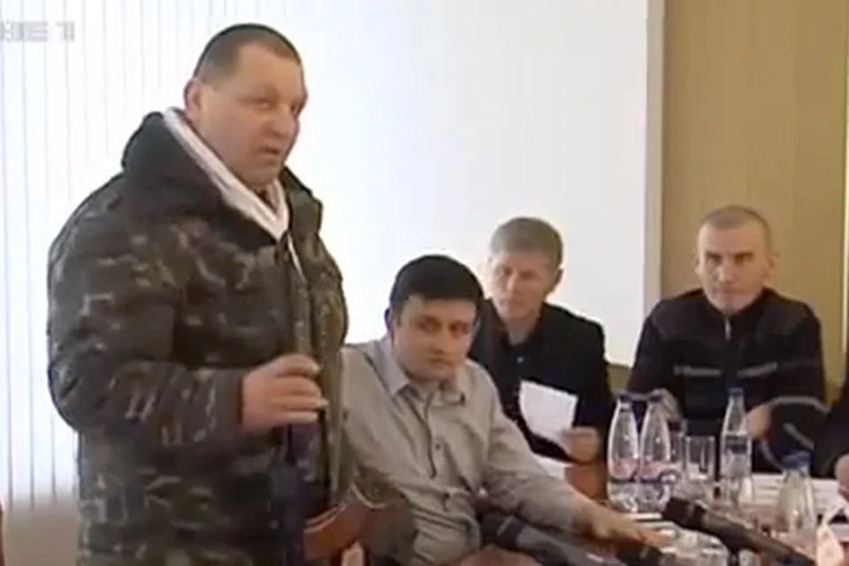 На заседании Областного совета Ровенской области выступил боевик "Правого сектора", для аргументации продемонстрировавший собравшимся арсенал вооружения.