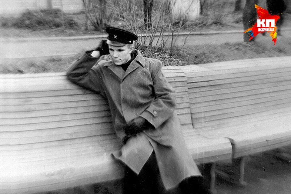 Юрий Гагарин во время учебы в Саратовском индустриальном техникуме в середине 1950-х. Будущий космонавт отдыхает в городском саду "Липки"